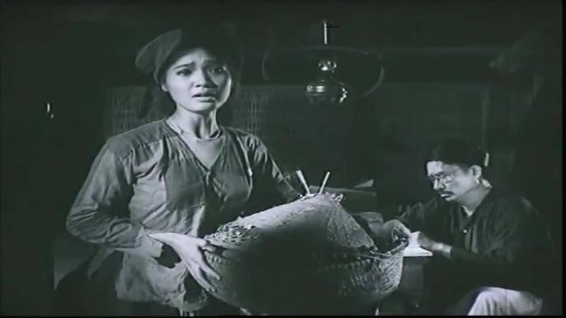 Chị Dậu hiện lên là người vợ, người mẹ giàu đức hy sinh, luôn hết lòng bảo vệ chồng con trong cảnh khốn cùng. 