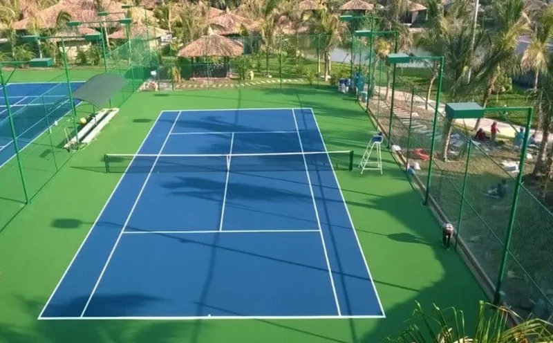 Sân, vợt, bóng và giày tennis là những yếu tố quan trọng ảnh hưởng đến trải nghiệm chơi quần vợt.