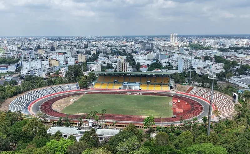 Sân vận động Cần Thơ nằm tại khu vực Cái Khế, gần trung tâm thành phố và ven sông Hậu