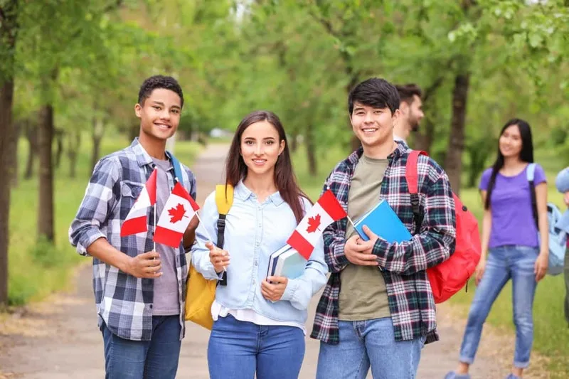 Du học sinh, du khách và người nhận tiền từ Canada nên tính thêm phí chuyển tiền, phí ngân hàng và chênh lệch tỷ giá.